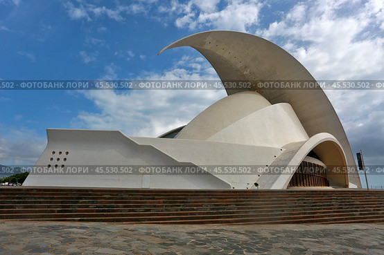 Испания, Канарские острова, Тенерифе. Здание оперы "Auditorio de Tenerife" в столице острова Санта-Крус-де-Тенерифе. (2022 год). Стоковое фото, фотограф Александр Тарасенков / Фотобанк Лори