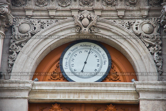 ISTANBUL, TURKEY - NOVEMBER 23, 2021: Clock tower at the entrance to the Dolmabahce Palace. Close-up of the clock. Редакционное фото, фотограф Наталия Кирсанова / Фотобанк Лори