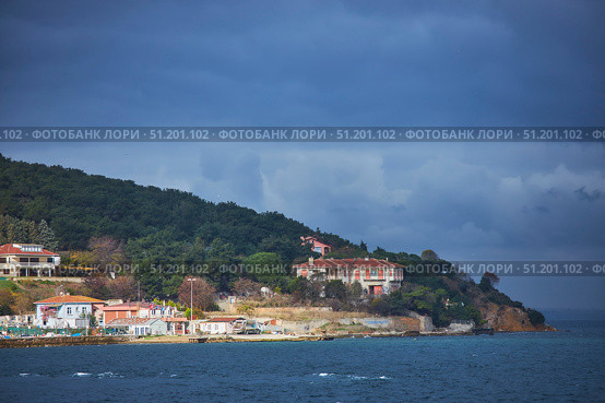 ISTANBUL, TURKEY - NOVEMBER 26, 2021: Building on the Princes' Islands, view from the ship. The Sea of Marmara. Редакционное фото, фотограф Наталия Кирсанова / Фотобанк Лори