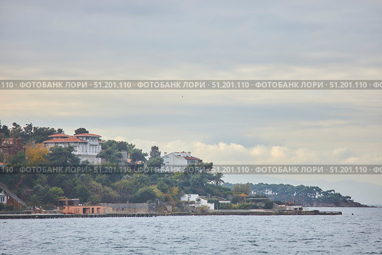 ISTANBUL, TURKEY - NOVEMBER 26, 2021: Building on the Princes' Islands, view from the ship. The Sea of Marmara. Редакционное фото, фотограф Наталия Кирсанова / Фотобанк Лори