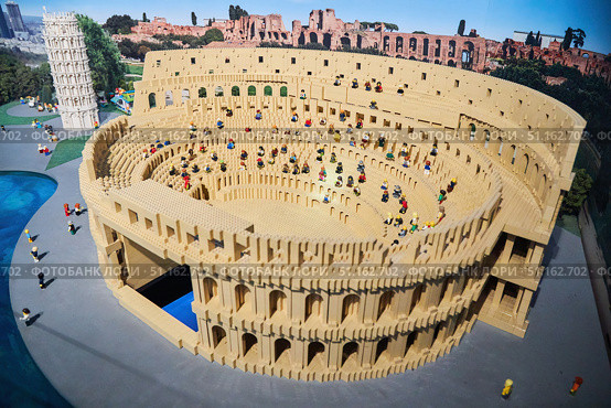 ISTANBUL, TURKEY - NOVEMBER 27, 2021: Lego Discovery Center at the Forum Istanbul Shopping Complex. The Colosseum made of Lego. Редакционное фото, фотограф Наталия Кирсанова / Фотобанк Лори
