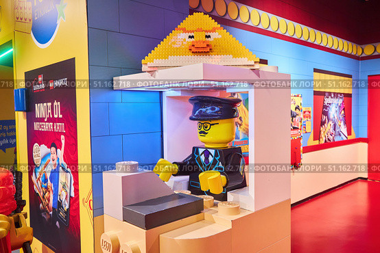 ISTANBUL, TURKEY - NOVEMBER 27, 2021: Lego Discovery Center at the Forum Istanbul Shopping Complex. Interior and details of the entertainment center. Редакционное фото, фотограф Наталия Кирсанова / Фотобанк Лори