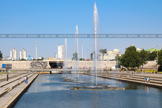 Исторический сквер с фонтанами в центре Екатеринбурга (2016 год). Стоковое фото, фотограф Александр Тараканов / Фотобанк Лори