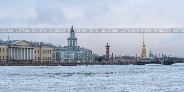 Исторический центр Санкт-Петербурга, Россия. Красивый зимний городской пейзаж. Вид на здание Кунсткамеры, ростральную колонну и Петропавловский собор. Льдины на Неве. Редакционное фото, фотограф Андрей Степанов / Фотобанк Лори