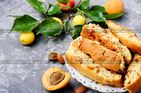 Italian biscotti cookies with the addition of almonds and dried fruits. Italian almond biscotti. Стоковое фото, агентство Ingram Publishing / Фотобанк Лори