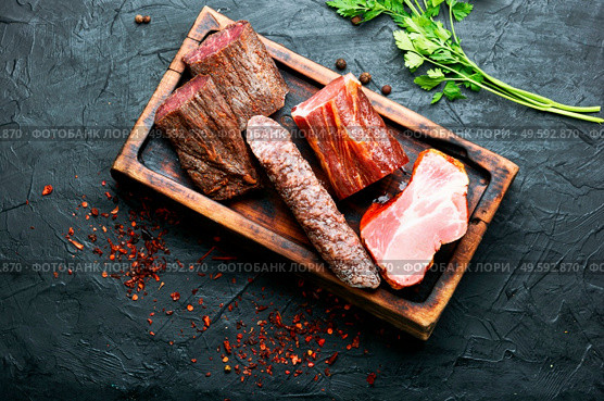 Italian meat platter.Cured meat and sausages on kitchen board. Set meat cured. Стоковое фото, агентство Ingram Publishing / Фотобанк Лори