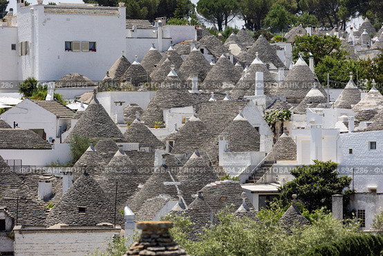 Италия. Альбарабелло. Вид на традиционные дома-трулли. Italy. Alberobello. A view of traditional trulli houses. Стоковое фото, фотограф Алексей Смышляев / Фотобанк Лори