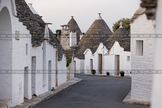 Италия. Альбарабелло. Вид на традиционные дома-трулли. Italy. Alberobello. A view of traditional trulli houses. Стоковое фото, фотограф Алексей Смышляев / Фотобанк Лори