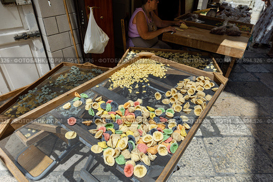 Италия. Бари. Женщины готовят пасту на улице Арко Бассо. Italy. Bari. Women preparing pasta on Arco Basso street. Стоковое фото, фотограф Алексей Смышляев / Фотобанк Лори