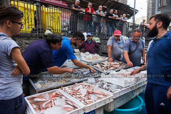 Италия. Катанья. Торговля морепродуктами на рыбном рынке. Italy. Catania. Trade of seafood at the fish market. (2017 год). Редакционное фото, фотограф Алексей Смышляев / Фотобанк Лори
