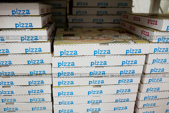 Италия. Казерта. Коробки для доставки пиццы из пиццерии. Italy. Caserta. Pizza delivery boxes from the pizzeria. (2017 год). Редакционное фото, фотограф Алексей Смышляев / Фотобанк Лори