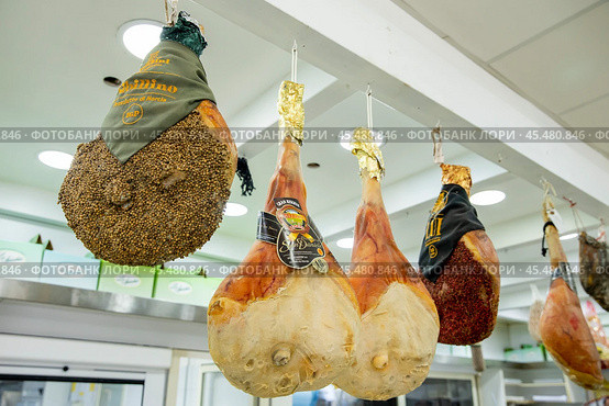 Италия. Минтурно. Окорок для ветчины прошутто в магазине. Italy. Minturno. Prosciutto ham ham in the store. Стоковое фото, фотограф Алексей Смышляев / Фотобанк Лори