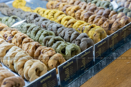 Италия. Неаполь. Витрина с печеньем таралли. Italy. Naples. A showcase with taralli cookies. Стоковое фото, фотограф Алексей Смышляев / Фотобанк Лори