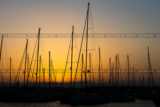 Италия. Сиракузы. Яхт-клуб. Мачты яхт на закате. Italy. Syracuse. Yacht club. The masts of the yachts at sunset. Стоковое фото, фотограф Алексей Смышляев / Фотобанк Лори