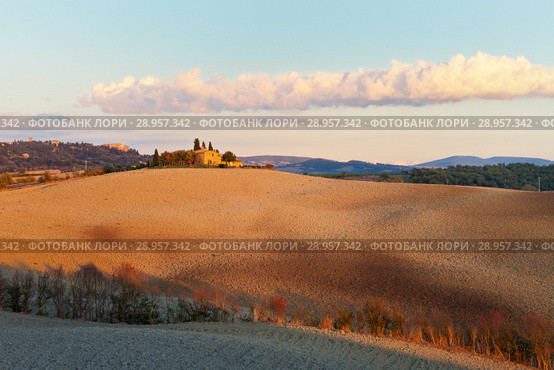 Italy. Rural Tuscany in Autumn. Fields and arable land in the hills near the town of Pienza at sunset (2013 год). Стоковое фото, фотограф Виктория Катьянова / Фотобанк Лори