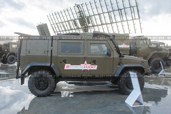 Итальянский бронированный автомобиль Iveco LMV M65 Lynx «Рысь» с эмблемой ВДВ (собранный из машинокомплектов в России) на Международном военно-техническом форуме «Армия-2017», вид сбоку. Редакционное фото, фотограф Малышев Андрей / Фотобанк Лори
