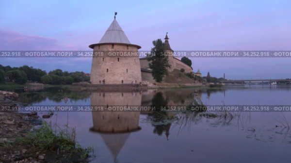Июльский вечер у Плоской башни (таймлапс). Псковский кремль, Россия (2020 год). Стоковое видео, видеограф Виктор Карасев / Фотобанк Лори