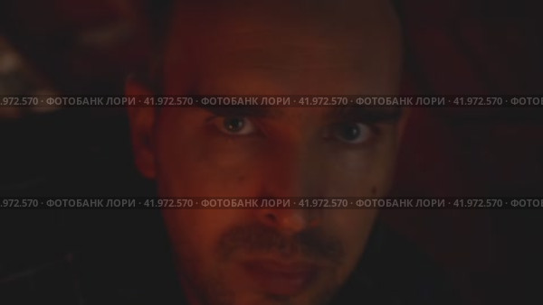 Из темноты в камеру медленно проникает лицо мужчины. Его освещает свет керосиновой лампы. Концепция Хэллоуина. Стоковое видео, видеограф Воловодов Владимир / Фотобанк Лори