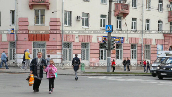Ижевск. Улица Пушкинская, люди переходят дорогу (2011 год). Редакционное видео, видеограф Кирилл Трифонов / Фотобанк Лори