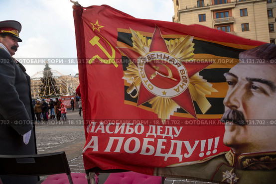 Изображение Иосифа Виссарионовича Сталина на флаге на Манежной площади города Москвы в предновогодние дни, Россия (2015 год). Редакционное фото, фотограф Николай Винокуров / Фотобанк Лори
