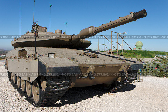 Израильский танк Merkava Mark IV на фоне синего неба. Редакционное фото, фотограф Shlomo Polonsky / Фотобанк Лори