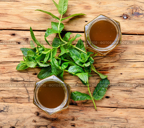 Jam from fresh mint. Aromatic curative jam from fresh mint leaves.Peppermint jelly. Стоковое фото, агентство Ingram Publishing / Фотобанк Лори