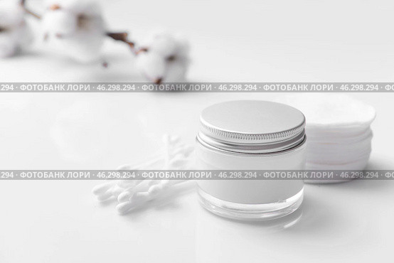 Jar of cream with cotton pads and swabs on table. Стоковое фото, фотограф Pixel_shot / Фотобанк Лори