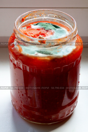 Jar of spoiled tomato sauce with mold. Стоковое фото, фотограф Анна Гучек / Фотобанк Лори