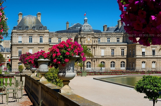 Jardin du Luxembourg and Palace at summer in Paris, France. Стоковое фото, агентство Ingram Publishing / Фотобанк Лори