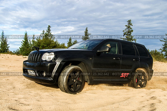 Jeep Grand Cherokee SRT-8 (2016 год). Редакционное фото, фотограф Art Konovalov / Фотобанк Лори