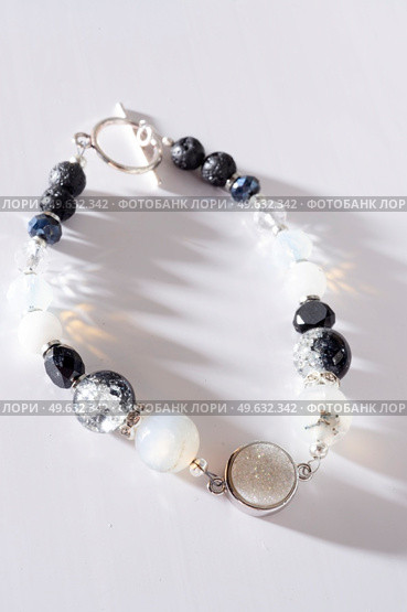 jewel handmade bracelet with semipreciouse stones at white  background. Стоковое фото, агентство Ingram Publishing / Фотобанк Лори