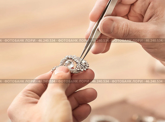 Jeweler making adornment in workshop, closeup. Стоковое фото, фотограф Pixel_shot / Фотобанк Лори