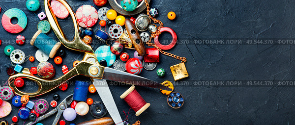 Jewelry and accessories for the manufacture of jewelry and decor.Fashion beads. Tools and accessories for needlework. Стоковое фото, агентство Ingram Publishing / Фотобанк Лори