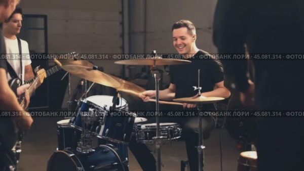 Joyful drummer engaging with bandmates while playing music together. Стоковое AI-видео, аниматор Юрий Поздников / Фотобанк Лори