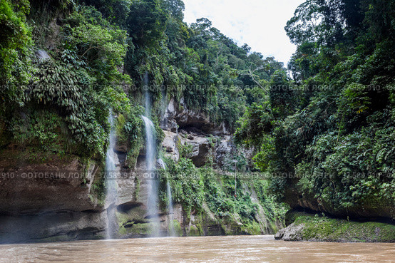 Jungle in the Peruvian Amazon. Rio Abiseo National Park. Waterfalls and a river (2014 год). Стоковое фото, фотограф Gagara / Фотобанк Лори