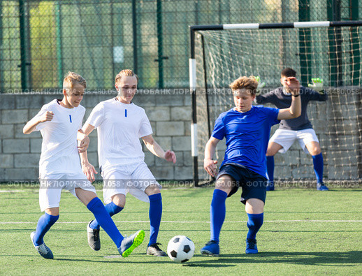 Junior football teams having scrimmage. Стоковое фото, фотограф Яков Филимонов / Фотобанк Лори