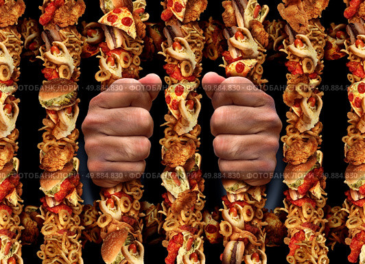 Junk food addiction and eating unhealthy lifestyle concept with aprison bars shaped made of  fried chicken hamburgers and hot dogs processed meat products and french fries as a symbol of the dangers of being trapped by sugar fat and salt. Стоковое фото, агентство Ingram Publishing / Фотобанк Лори