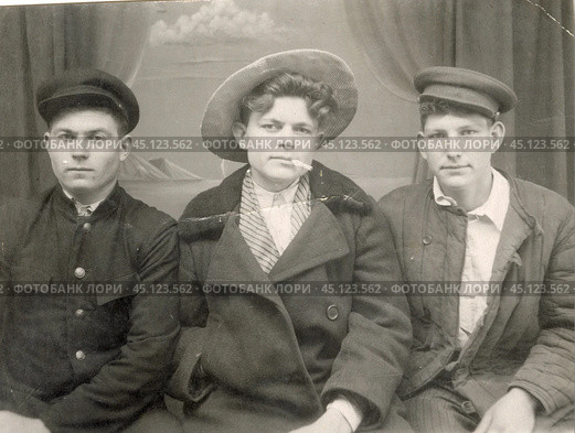 Кабинетный портрет трех молодых мужчин в 1920-е годы. Стоковое фото, фотограф Retro / Фотобанк Лори