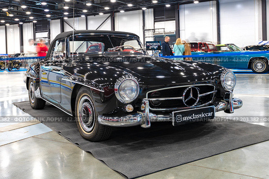 Кабриолет Mercedes-Benz 190SL W121 1958г. на выставке ретро автомобилей "Олдтаймер-Галерея". Санкт-Петербург (2021 год). Редакционное фото, фотограф Виктор Карасев / Фотобанк Лори