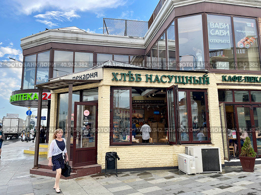 Кафе-пекарня "Хлеб насущный". Москва, Нижняя Радищевская улица, дм 5 строение 3 (2021 год). Редакционное фото, фотограф Овчинникова Ирина / Фотобанк Лори