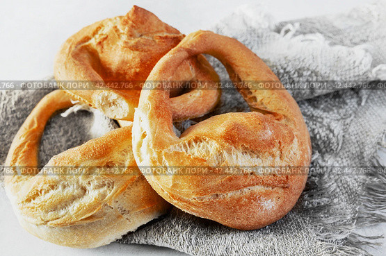 Kalach- traditional hand bread baked East Slavic bread. Delicious fresh breakfast in country style, homemade organic fresh bake pastry loaf, pretzel, croissant. historical dishes. Стоковое фото, фотограф Оксана Медведева / Фотобанк Лори