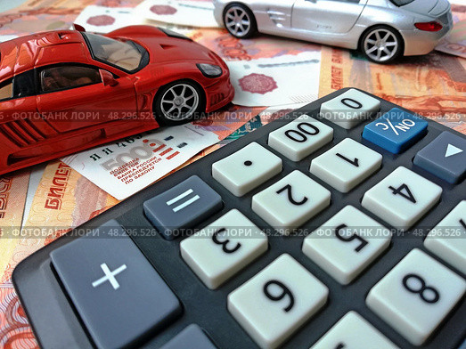 Калькулятор, деньги 5000 рублей, машинки красного и серебристого цвета: автокредит, страховка, ДТП. Стоковое фото, фотограф Ольга Дерябина / Фотобанк Лори