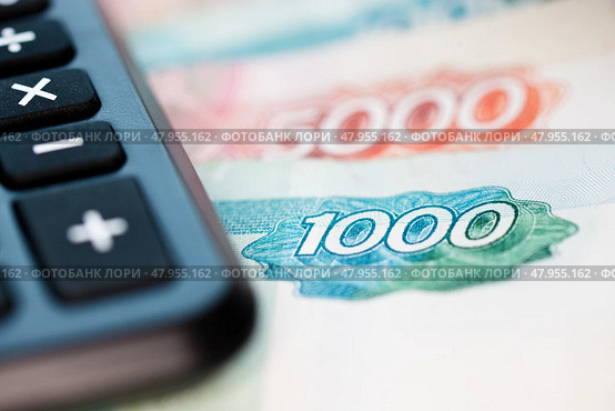 Калькулятор и деньги: банкноты 5000 и 1000 рублей (крупный план) Стоковое фото, фотограф E. O. / Фотобанк Лори