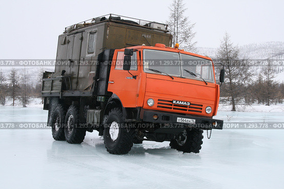 Камаз провалился колесом в лед (2009 год). Редакционное фото, фотограф Алена Потапова / Фотобанк Лори