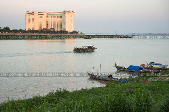 Камбоджа. Пномпень. Река Меконг. Лодки на реке Меконг. Cambodia. Phnom Penh. The Mekong River. Boats on the Mekong River. (2017 год). Редакционное фото, фотограф Алексей Смышляев / Фотобанк Лори