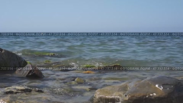 Каменистый пляж на Чёрном море в Анапе. Стоковое видео, видеограф Anna Shtrekalkina / Фотобанк Лори