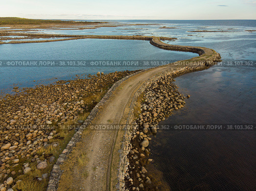 Каменная дамба-дорога на Соловках. Дорога через Белое море. Остров Большая Муксалма. Россия, Архангельская область (2021 год). Стоковое фото, фотограф Яковлев Сергей / Фотобанк Лори