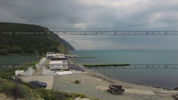 Каменная набережная с пристанью уходящей в Чёрное море.  Stone embankment with a pier extending into the Black Sea. (2023 год). Стоковое видео, видеограф Станислав Типляшин / Фотобанк Лори