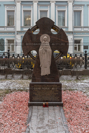 Каменный поклонный крест преподобной (Евдокии Дмитриевне) Евфросинии Московской - небесной покровительницы города на Рождественском бульваре. Москва (2025 год) Редакционное фото, фотограф Юлия Кутыгина / Фотобанк Лори