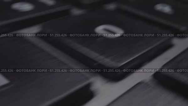 Камера едет по Латинским буквам вдоль клавиатуре до буквы "e" Стоковое видео, видеограф Sergakoff / Фотобанк Лори